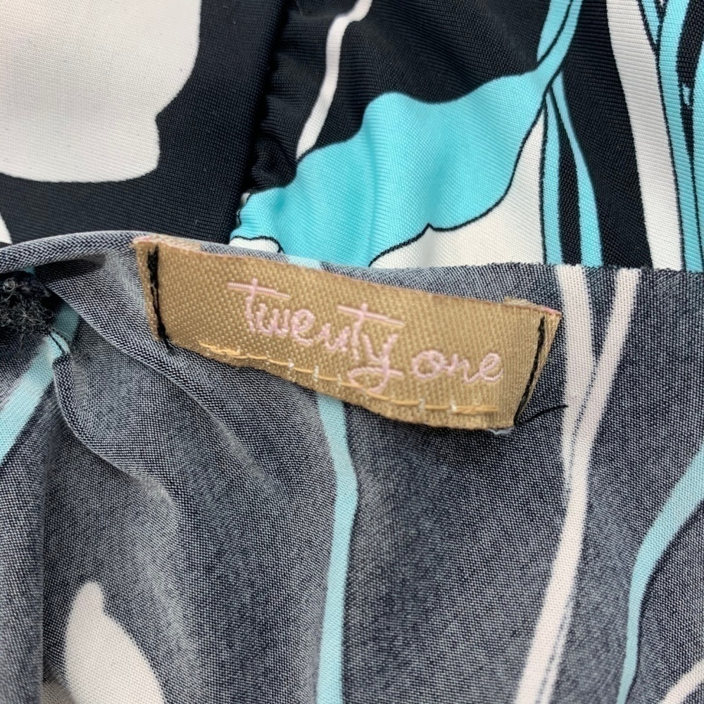 🎉Twenty One Black, White & Teal Halter Top - Picture 4 of 4